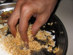 inde,manger avec les mains,manger avec les doigts,mains,doigts,manger,bonnes manières,chapati,roti,riz,fourchette,histoire de la fourchette