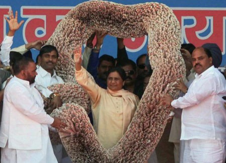 mayawati-garland.jpg