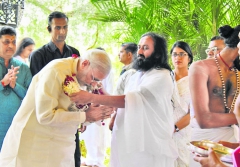 inde,gourous,maîtres,religion,controverses,scandales,viols,ram rahim,bapuji,amma,sai baba,sri sri ravi shankar,modi