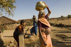 inde,grossesse,bébé,nourrisson,accoucher,accoucher dans l’eau,césarienne,fertilité,contraception,stérilisation,gynécologue,épidurale,isolement,coutumes,sexe,accouchement,sage-femme,couche,massage,emmailloter,langer,allaitement